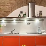 Apartman Charming With Brick Vaulted Ceilings