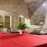 Apartman Charming With Brick Vaulted Ceilings *