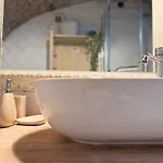 Apartman Charming With Brick Vaulted Ceilings