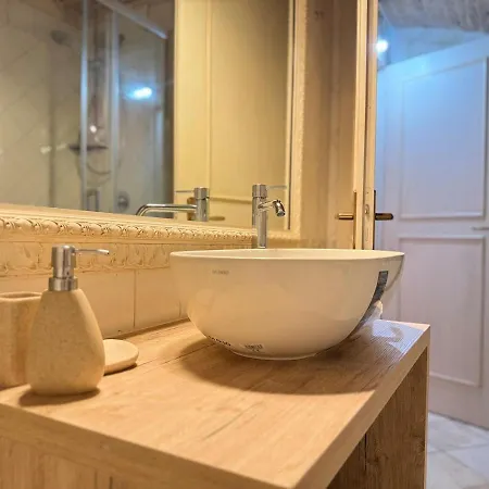 Apartman Charming With Brick Vaulted Ceilings *