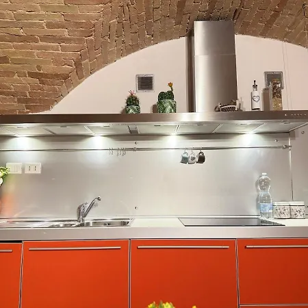 Apartamento Charming With Brick Vaulted Ceilings